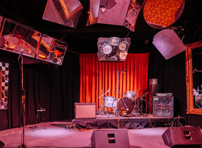 Ánh sáng phòng trà, ca nhạc