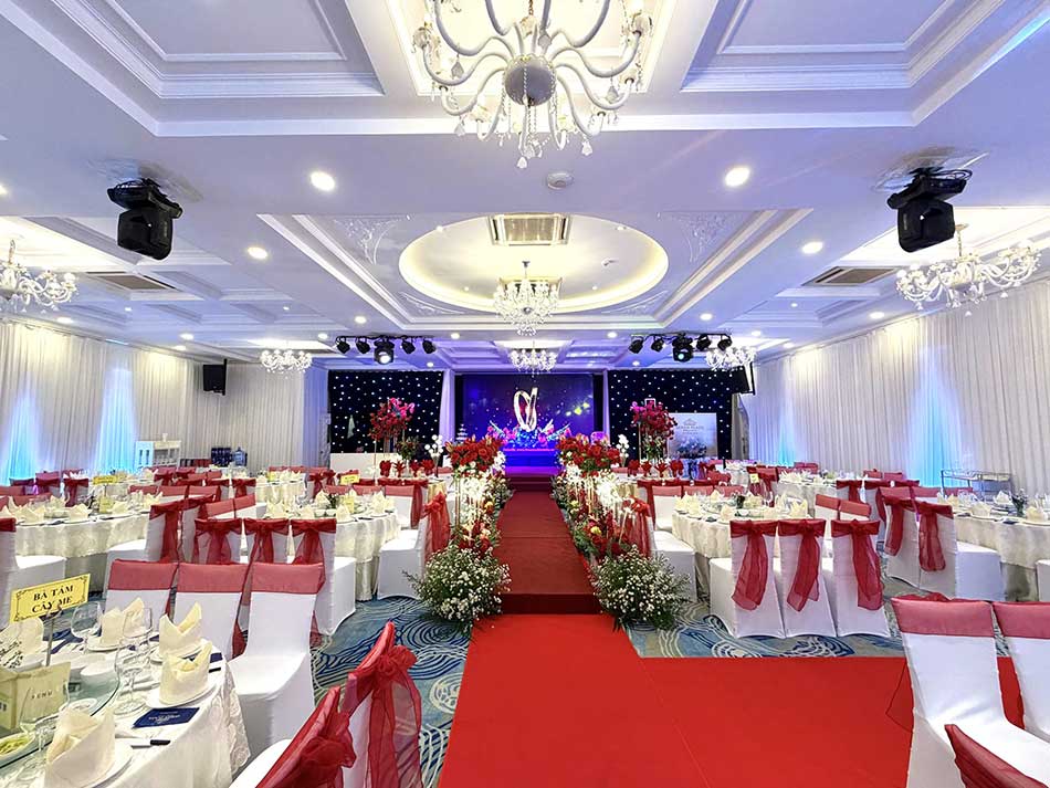 Hệ thống đèn được lắp đặt chắc chắn, đảm bảo an toàn