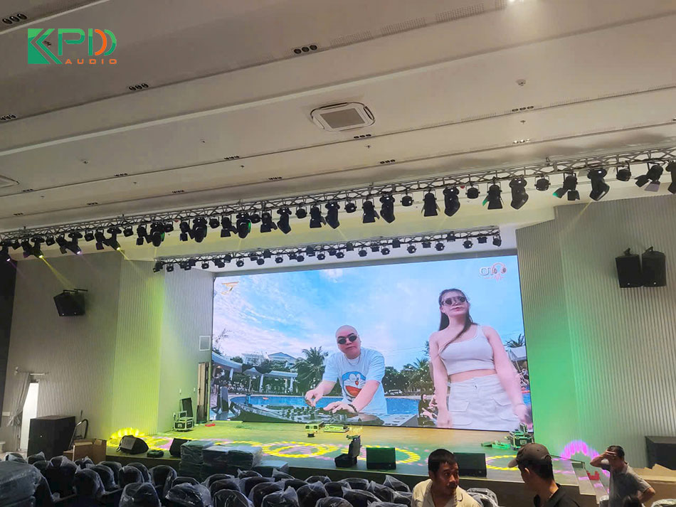 Khung treo đèn chắc chắn