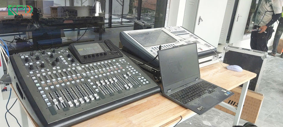 Bàn điều khiển đèn sân khấu