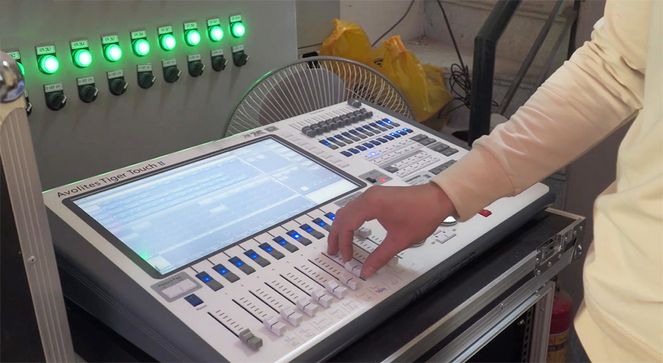 Bàn điều khiển ánh sáng chính hãng