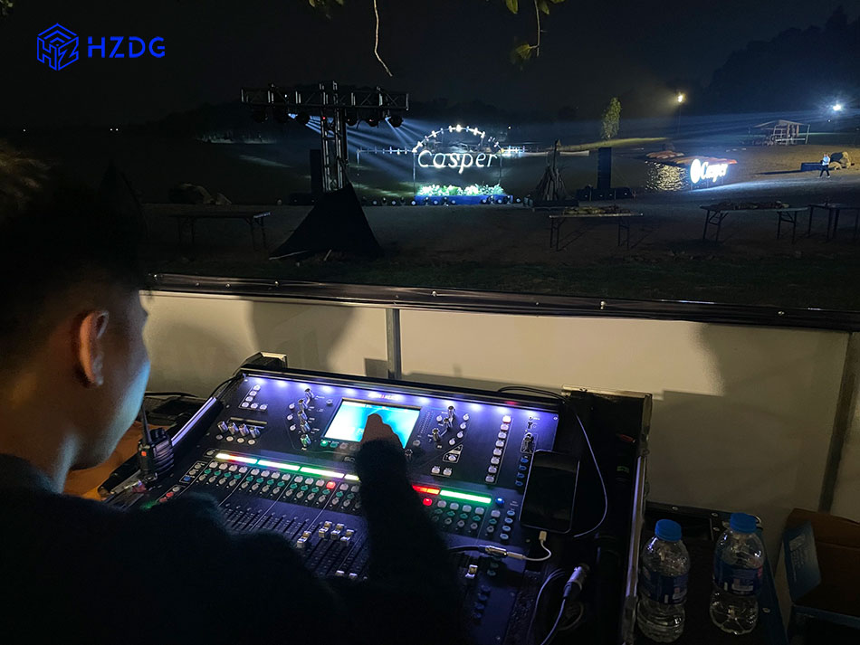 Bàn điều khiển ánh sáng sân khấu