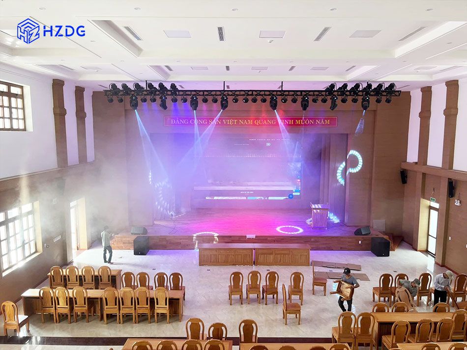 Kỹ thuật viên đang setup hệ thống ánh sáng