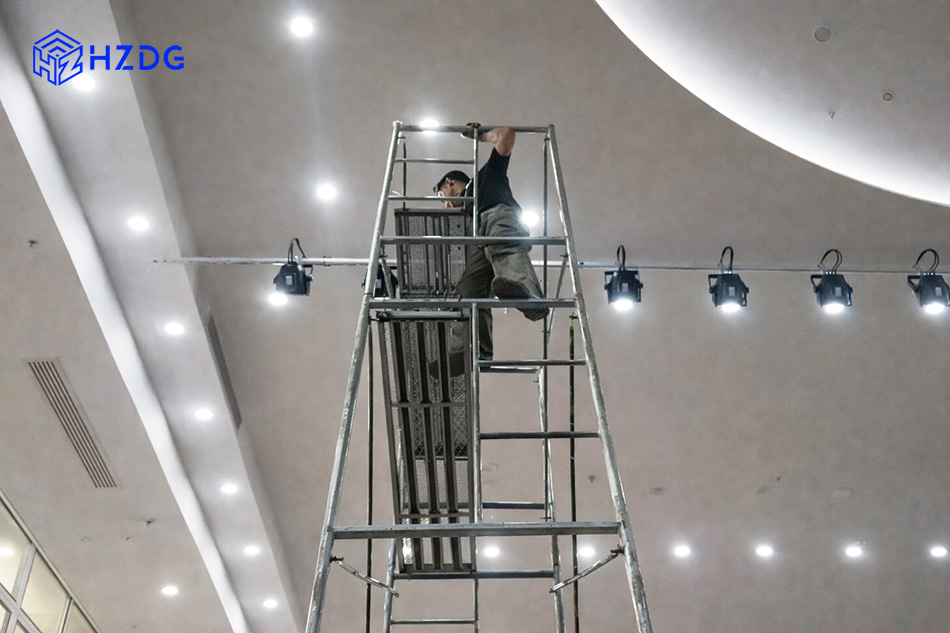Kỹ thuật viên đang lắp đặt hệ thống đèn 