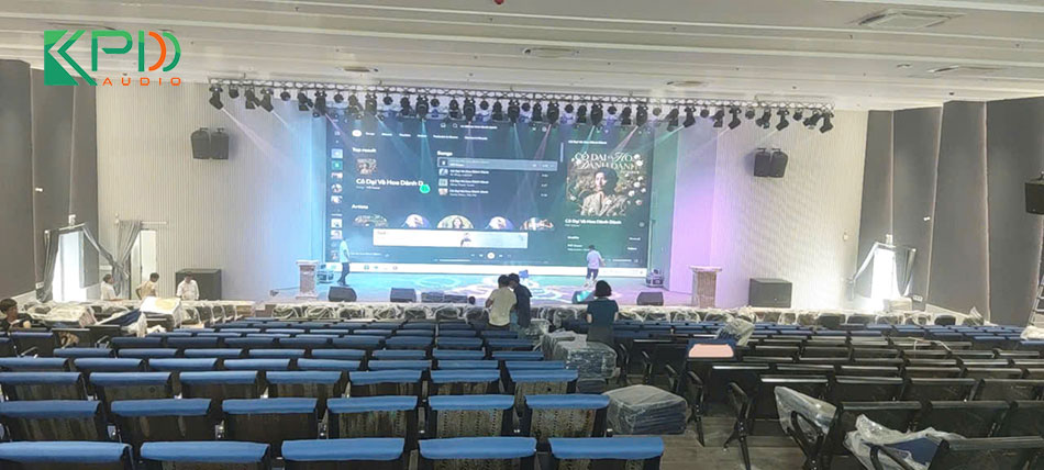 Kỹ thuật viên đang setup hệ thống ánh sáng