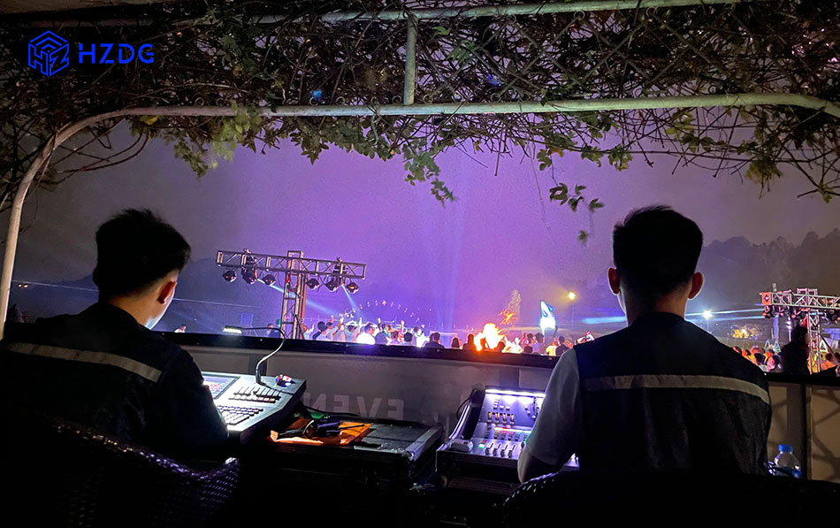 Kỹ thuật viên đang setup hiệu ứng ánh sáng